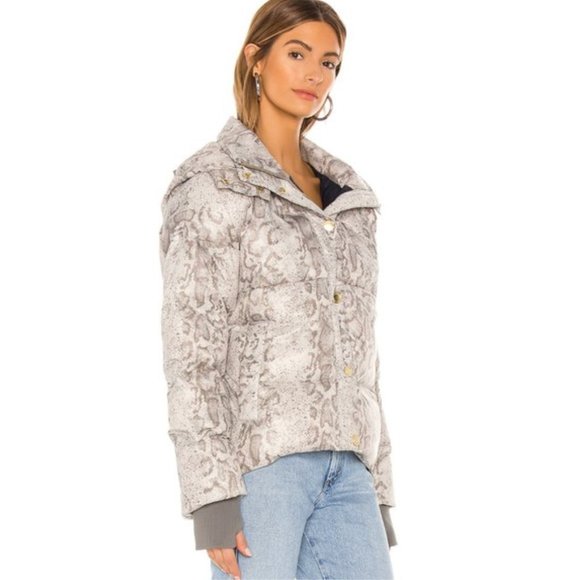 ❤️NWOT Varley Highland Puffer Jacket Grunge Snake Size Small - Picture 4 of 16